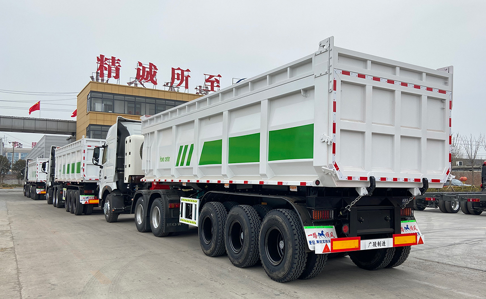 Le 12 avril, trois camions bennes envoyés en Ethiopie font la queue pour la mise en service finale des freins