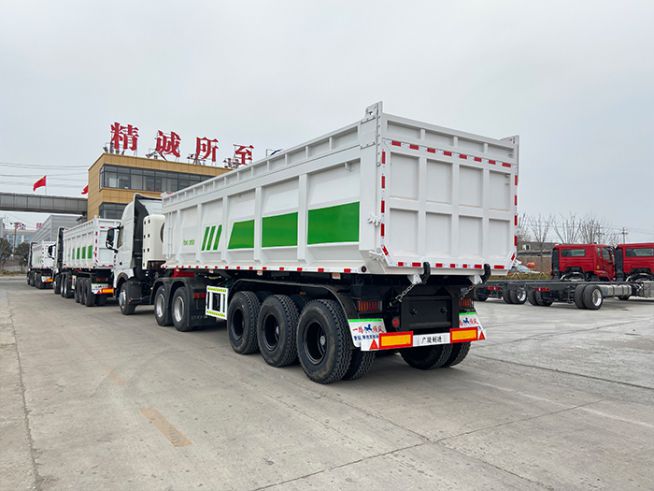 Le 12 avril, trois camions bennes envoyés en Ethiopie font la queue pour la mise en service finale des freins